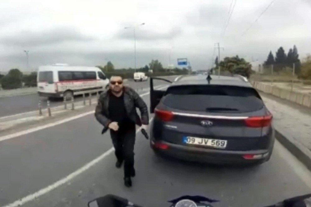 Motosikletliye tabanca çeken otomobil sürücüsü gözaltına alındı