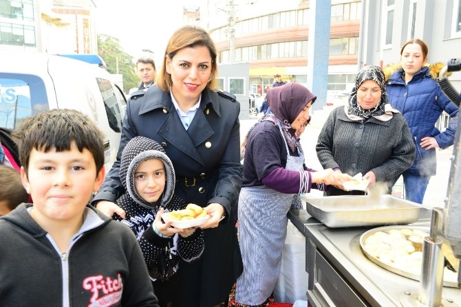 Kemalpaşa İlçe Emniyet Müdürlüğü şehitlere lokma döktürdü