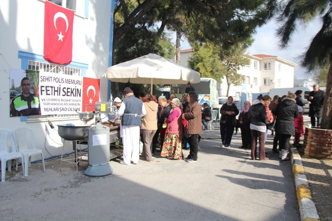 Şehitler için Urla’da lokma döküldü