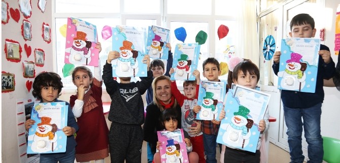 Minik öğrenciler karne sevinci yaşadı