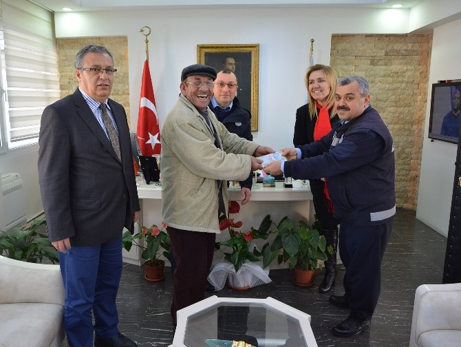 Para dolu cüzdanı zabıta teslim etti
