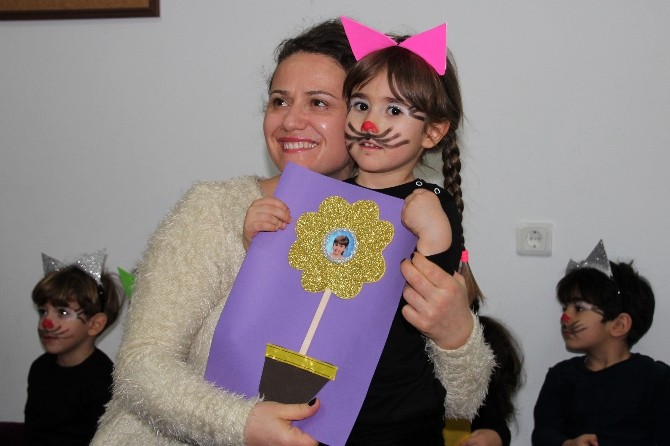 Miniklerin ilk karne sevinci