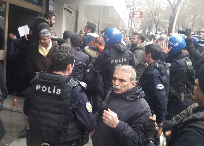 Anayasa değişikliği protestosuna polis müdahalesi