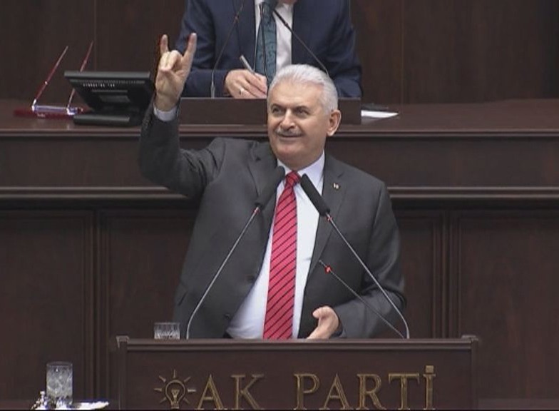 Başbakan Yıldırım’dan, grup toplantısında bozkurt işareti