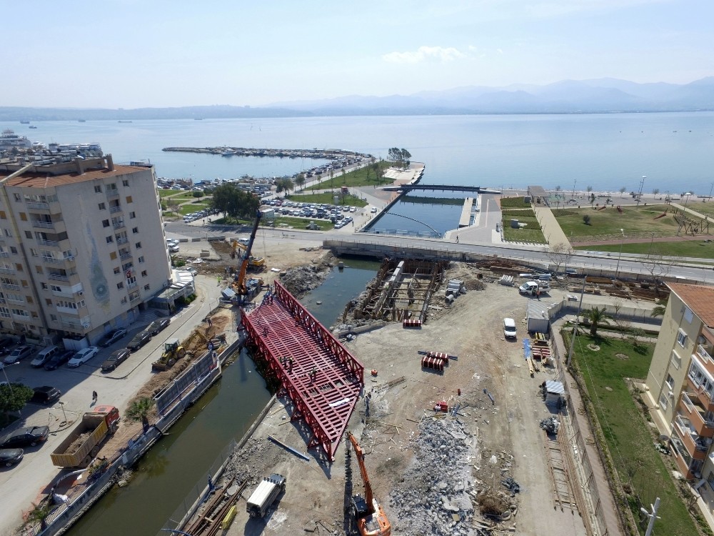 Tramvay için 150 tonluk çelik köprü kuruldu
