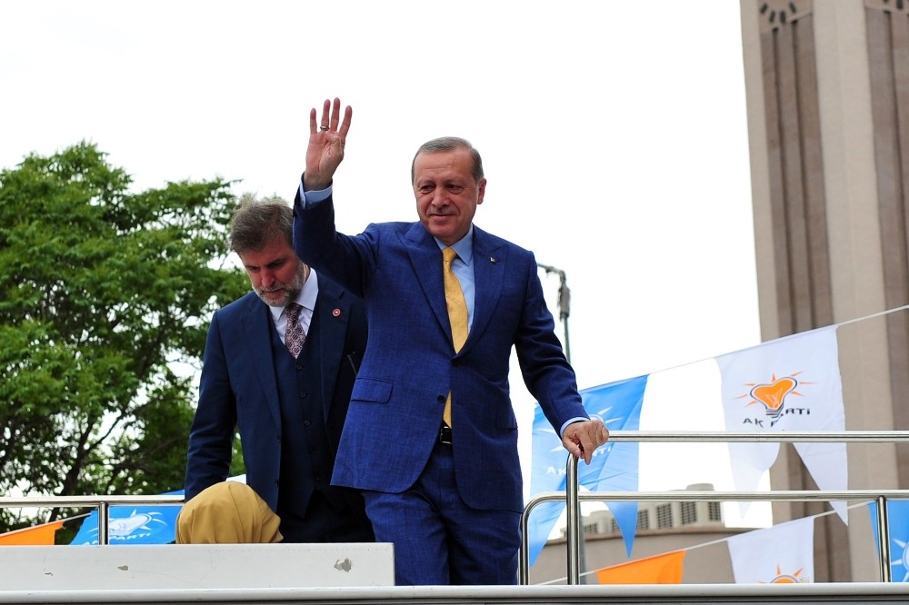 Cumhurbaşkanı Erdoğan Ankara Arena dışında bekleyen partililere hitap etti