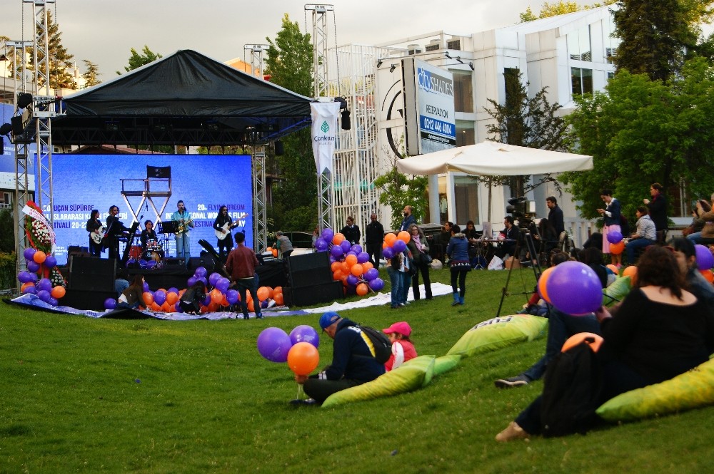 Uçan Süpürge 20’inci yaşını festival açılışıyla kutladı