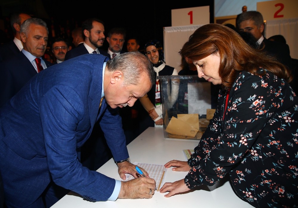 Cumhurbaşkanı Erdoğan yeniden kurucusu olduğu partinin başında