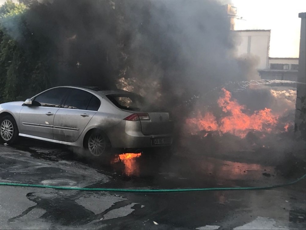 Hurdalık alanda çıkan yangın otomobili kül etti