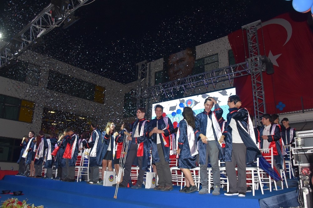 TED İzmir Koleji ilk mezunlarını verdi