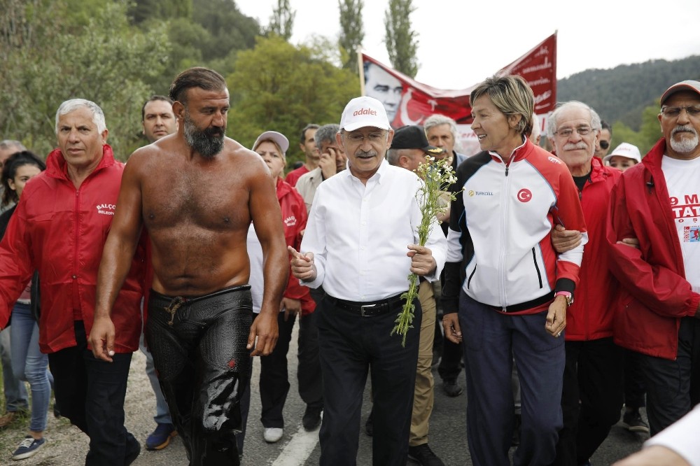 CHP’nin ’Adalet Yürüyüşü’ MYK toplantısının ardından devam ediyor