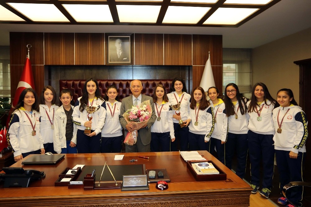 Şampiyon voleybolculardan Başkan Yaşar’a ziyaret