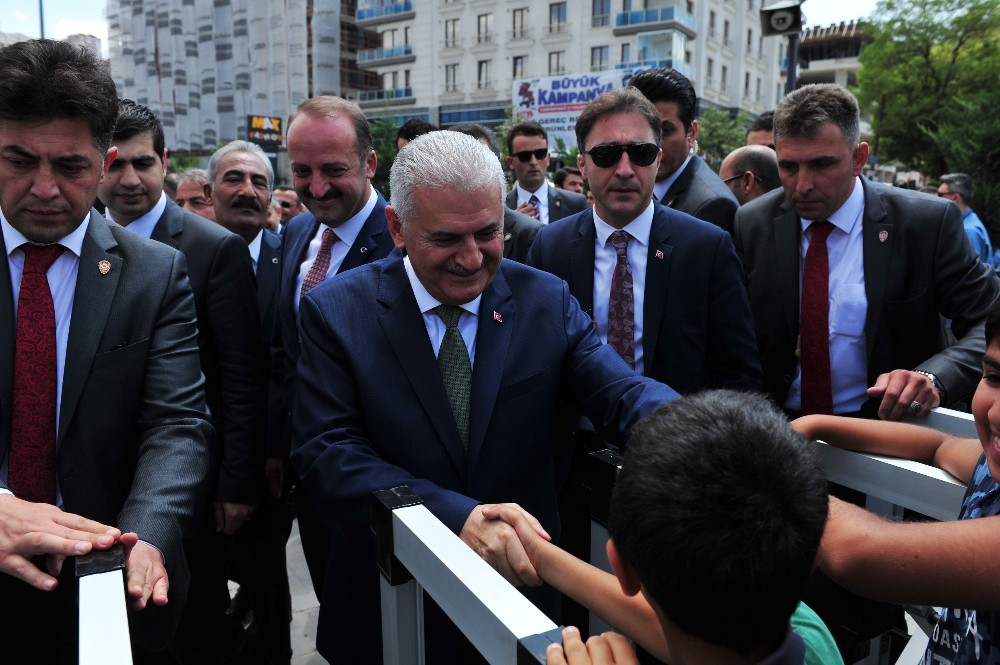 Başbakan Yıldırım, cuma namazını Mamak Yeni Merkez Camii’nde kıldı