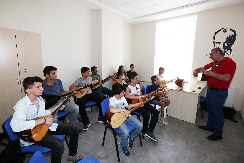 Yenimahalle’de Gençlik Merkezine yoğun ilgi