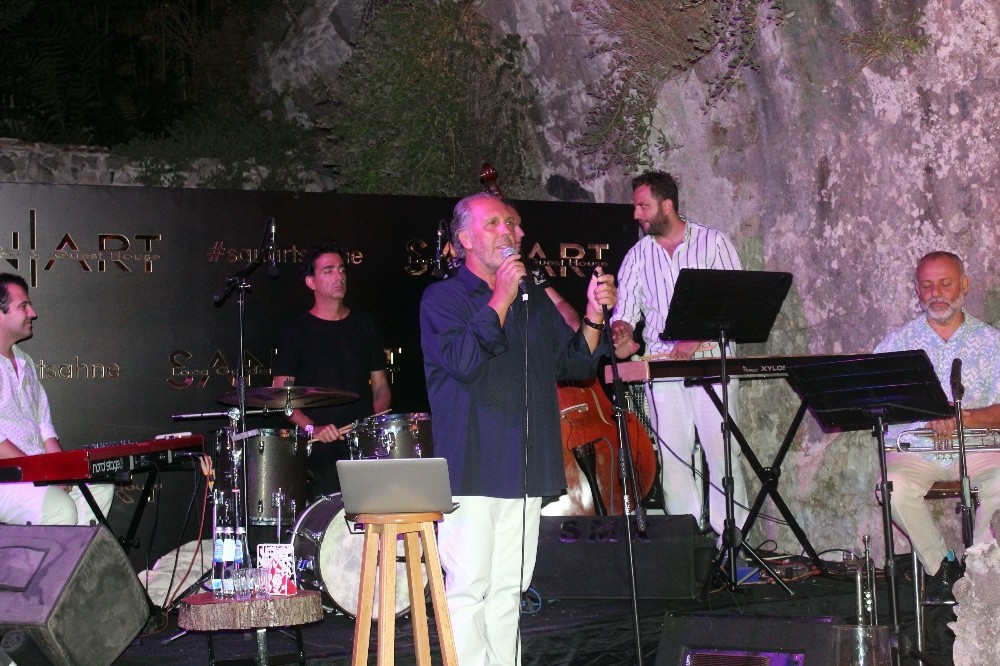 Fatih Erkoç, yeni albüm müjdesini Bergama’da verdi