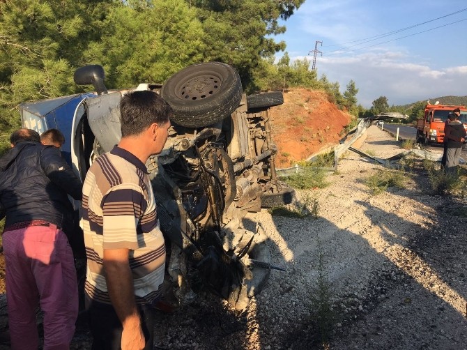 Fethiye’de eşya yüklü kamyonet devrildi; 1 ölü, 2 yaralı
