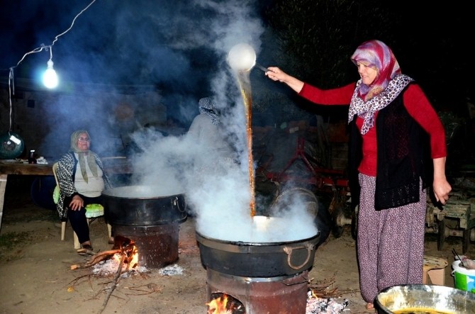 Sarıgöl’de imece usulü doğal pekmez yapımı