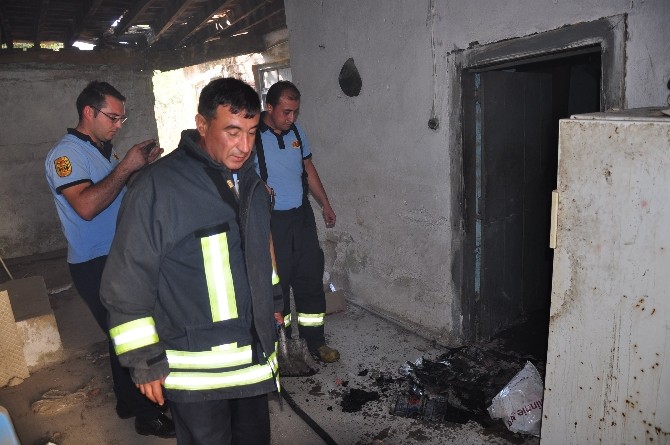 Milas’ta terk edilmiş evdeki yangın mahalleliyi tedirgin etti
