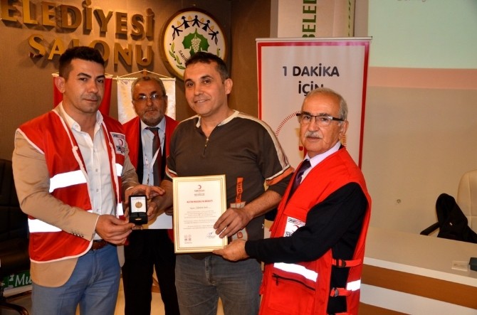 Kızılay, Sarıgöl’de 65 kişiye madalya dağıttı