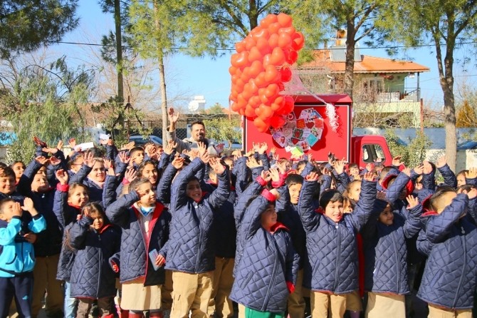 On bin çocuğuna sıcacık hediye