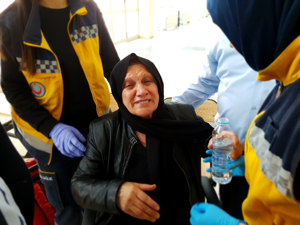 Darbecilere tepki gösteren şehit annesi salonda bayıldı