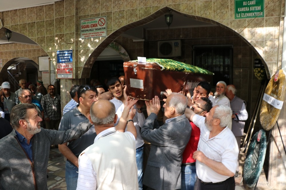 İzmir’de cinayete kurban giden genç defnedildi