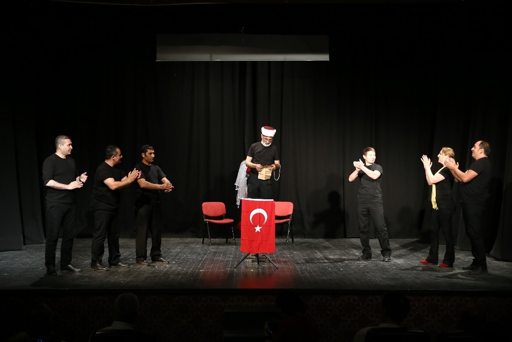 Temizlik işçileri sahnenin tozunu attı