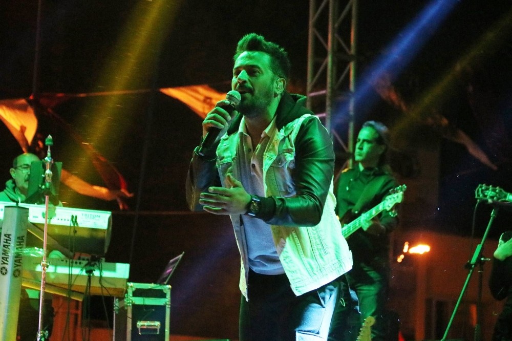 Bergama kermesinde Emre Altuğ rüzgarı