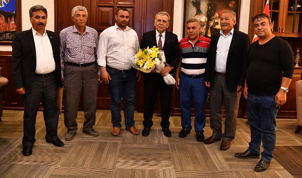 Seralarında yeniden açan çiçeklerle geldiler