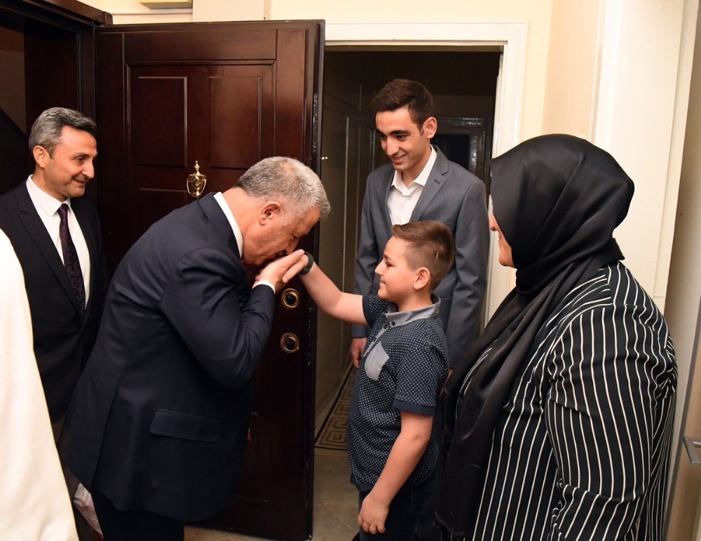 Bakan Arslan 15 Temmuz şehidinin ailesiyle iftar yaptı