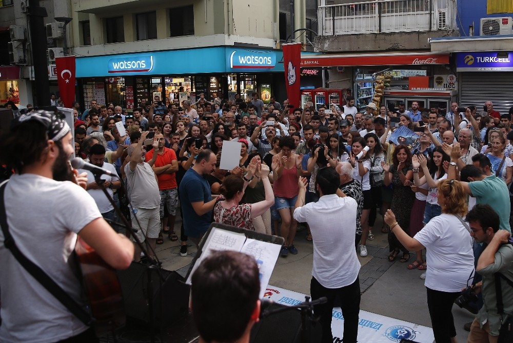 Kazım Koyuncu Konak’ta şarkılarıyla anıldı