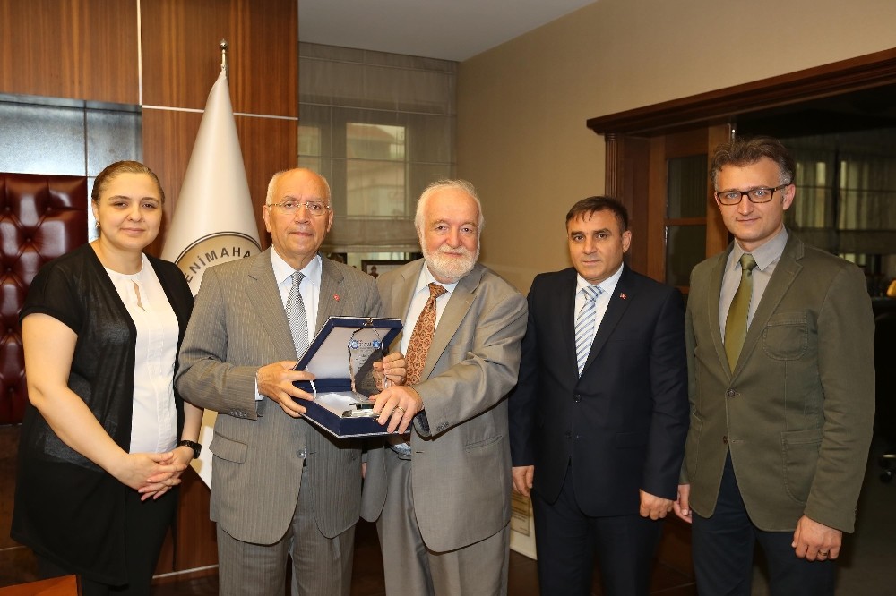 Gazi Üniversitesi Tıp Fakültesi’nden Başkan Yaşar’a teşekkür plaketi