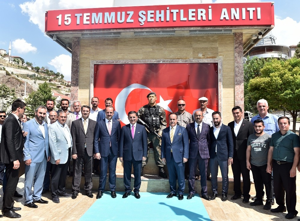 Vali Topaca 15 Temmuz Şehitleri Anıtı’nı gezdi