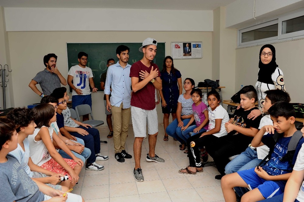 Yabancı gençlerden Karşıyakalı öğrencilere dil kursu