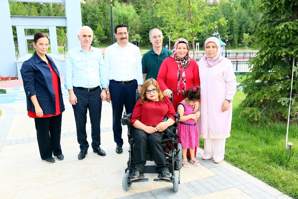 Başkan Ak’tan akülü araç hediyesi