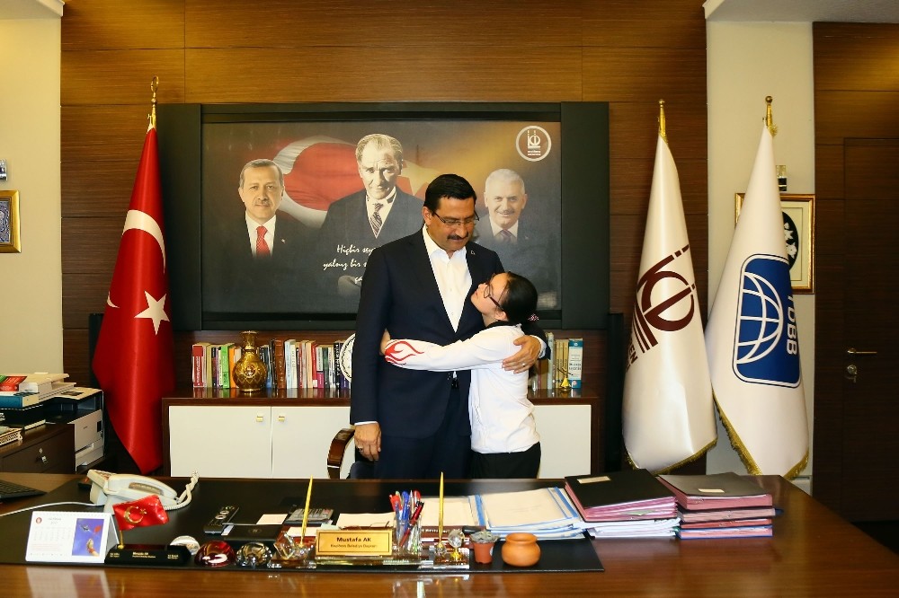 Down sendromlu sporculardan Başkan Ak’a teşekkür ziyareti