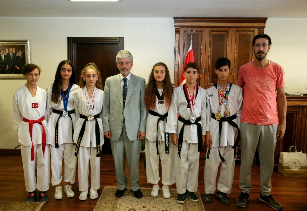 Şampiyonlardan Başkan Tuna’ya ziyaret