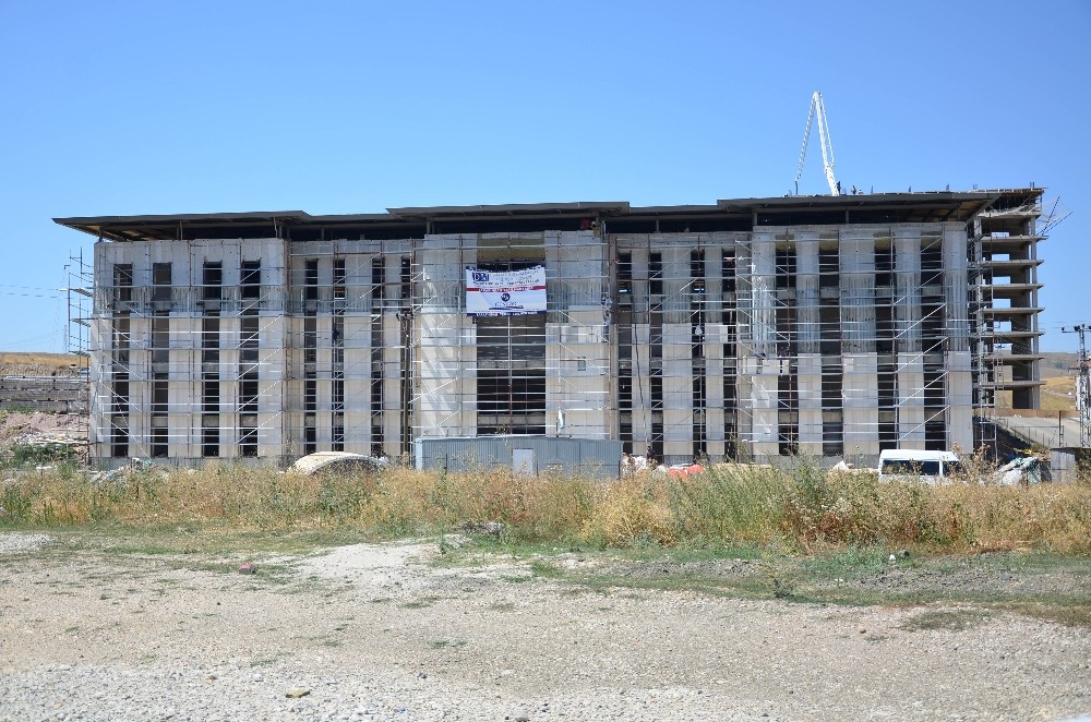 Saray Yüzme Havuzu’nda dış cephe kaplama çalışmaları başladı