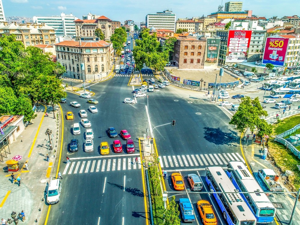 Başkent’te asfaltı yenilenen caddeler pırıl pırıl