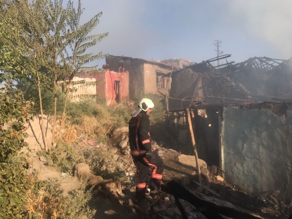 Başkent’te gecekondu yangını