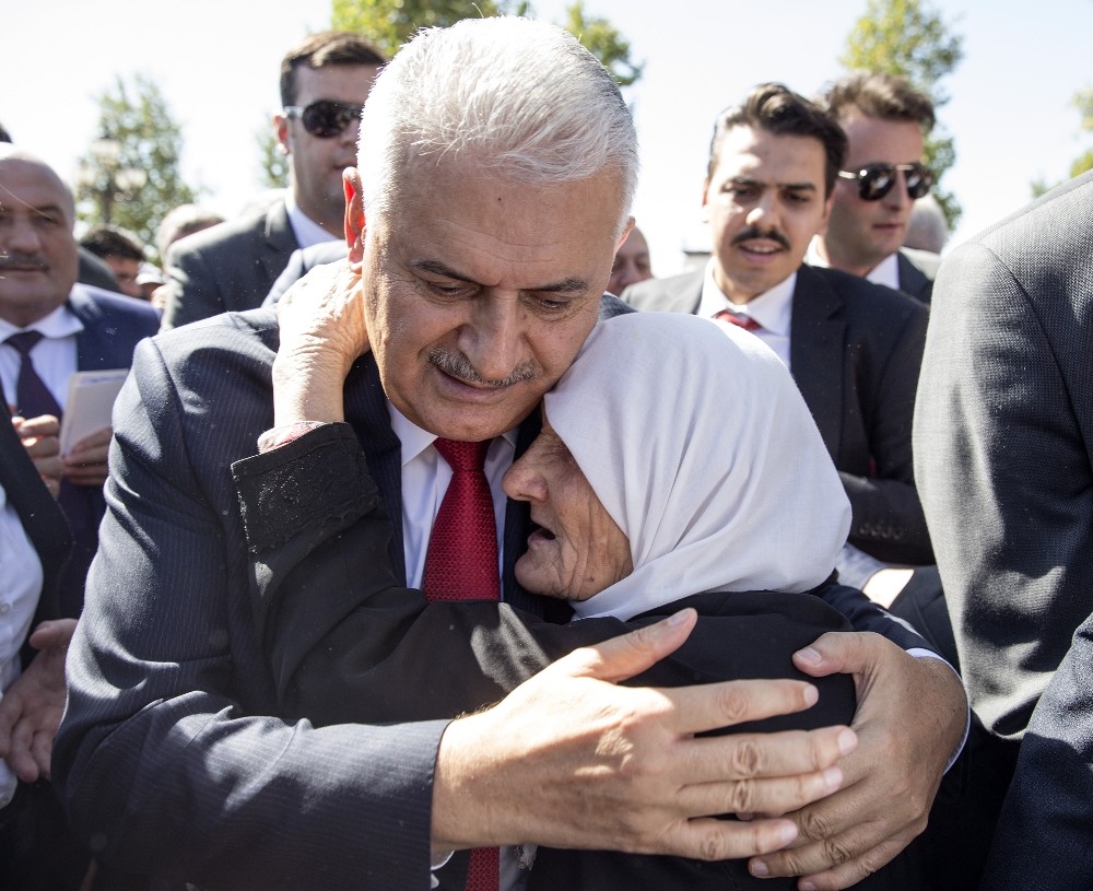 Başbakan Yıldırım cuma namazını Hacı Bayram Camii’nde kıldı