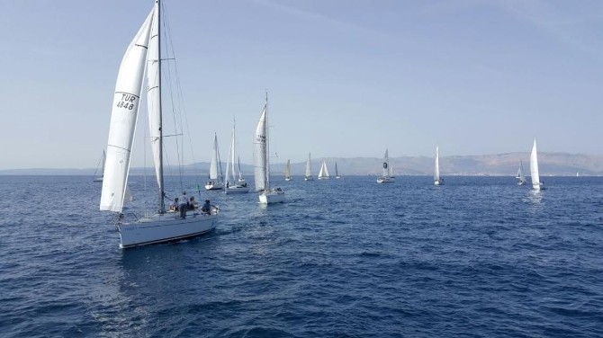 Çeşme’de Sonbahar trofesi rüzgara rağmen heyecanla başladı