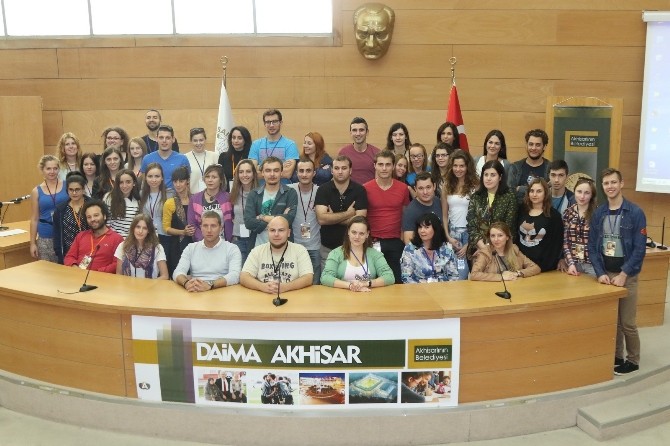 7 ülkeden 40 genç Akhisar’da zeytin toplayacak