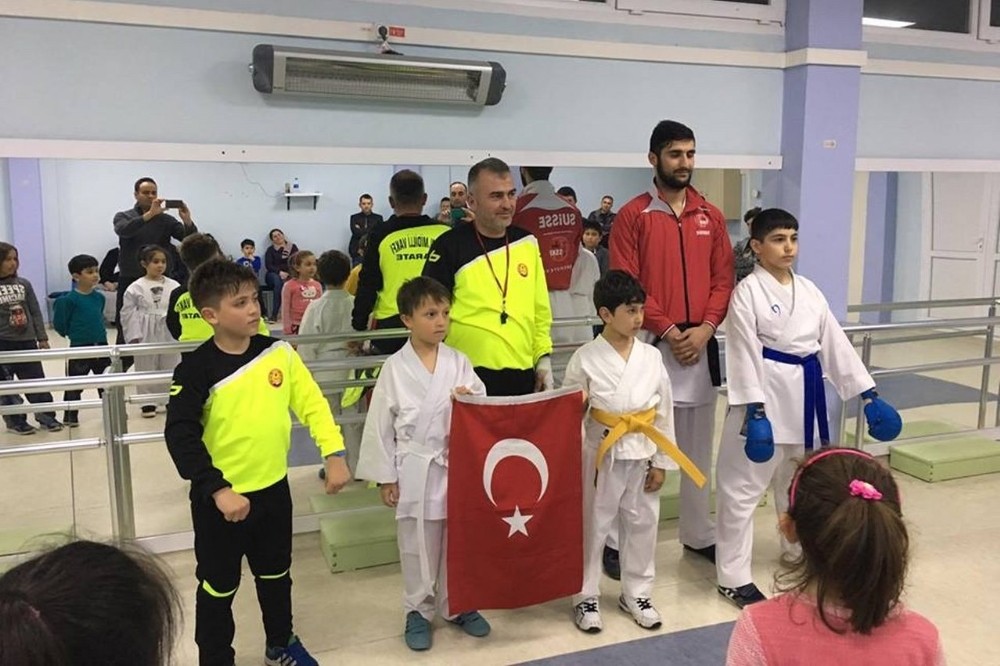 Foçalı minik karateciler turnuvaya hazırlanıyor