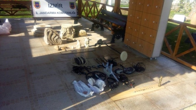 İZMİR'DE TARİHİ ESER KAÇAKÇILARINA OPERASYON