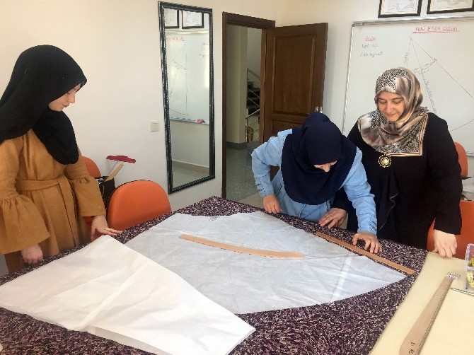 Pursaklar’da giyim tasarım kursiyerlerine sertifika verildi