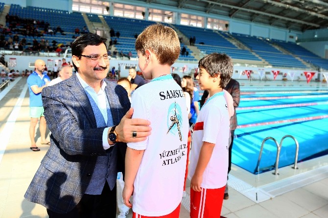 Yüzme atlama şampiyonası nefesleri kesti