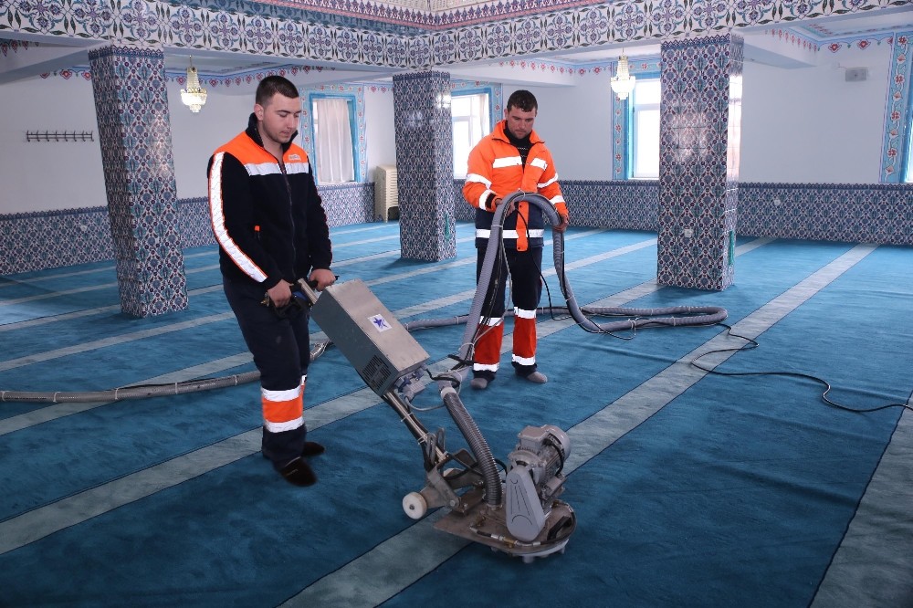 Gölbaşı Belediyesinden camilerde temizlik çalışması