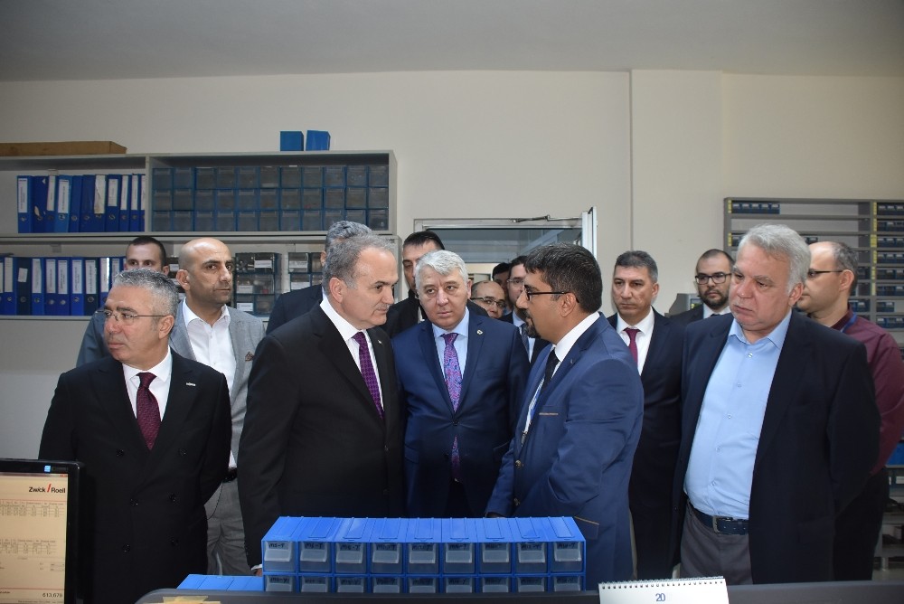Bakan Özlü’den sanayicilere yatırımları ertelememe uyarısı