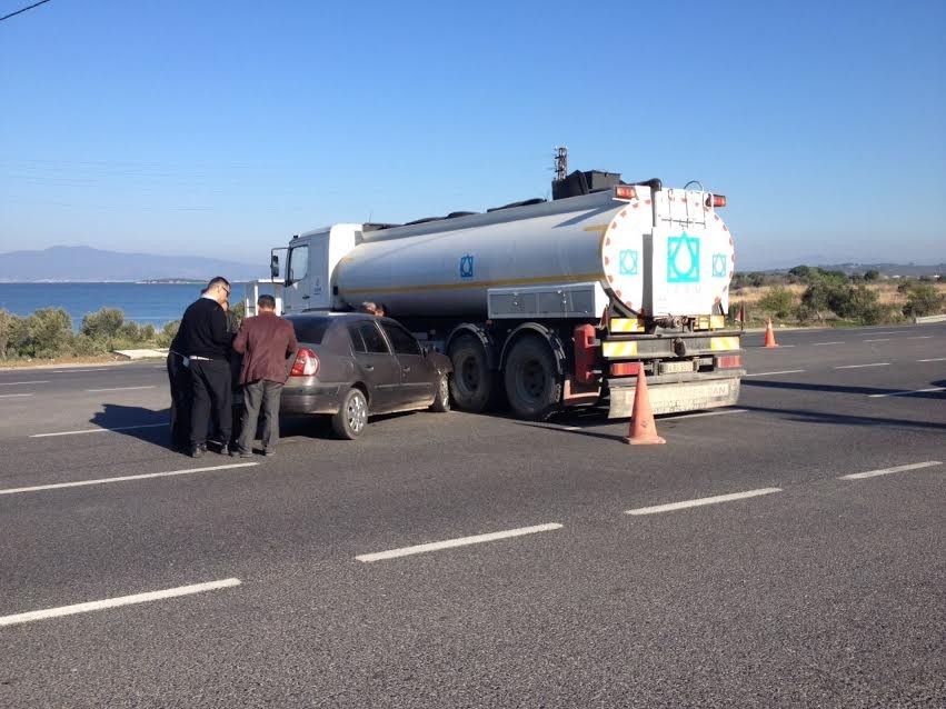 Tankerin altına giren otomobilden burnu kanamadan çıktı